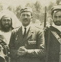 Retrato de Antonio García Pérez en grupo, en una fotografía tomada en Marruecos de 1926. © Archivo Martínez-Simancas.