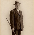 Antonio García Pérez , con bastón y sombrero. Junio de 1930. © Archivo Martínez-Simancas.