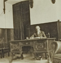 Antonio García Pérez en su despacho de coronel del Regimiento de Infantería de Segovia, en Cáceres (Junio de 1930). © Archivo Martínez-Simancas, España.