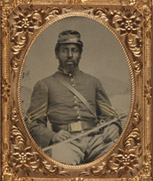 Retrato de soldado afroamericano con el uniforme del regimiento de caballería perteneciente al Ejército de la Unión (entre 1863 y 1865). © Library of Congress.